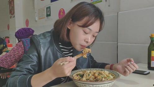 国外女孩吃辣腌瓜视频,国外女孩的酸辣开胃之旅