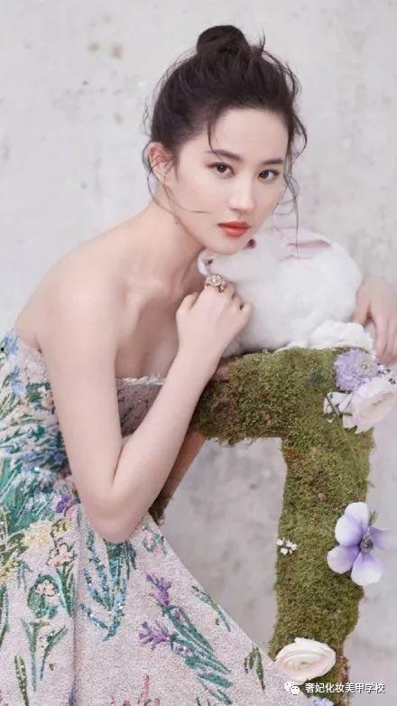 刘亦菲现场吃瓜图片视频,女神也有接地气的一面