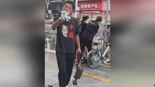 路边吃瓜拍视频被骂,网友热议道德边界