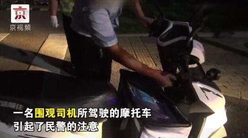 抓犯人吃瓜群众围观视频,吃瓜群众见证正义瞬间