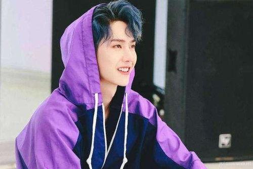 王一博航拍吃瓜视频,王一博航拍视角下的瓜田盛景