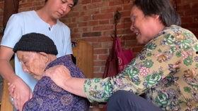 吃蜜瓜的95岁老人视频,吃蜜瓜的温馨瞬间